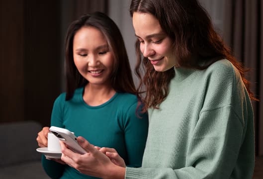 Grupos de apoio da Aliança Divergente - duas mulheres interagindo